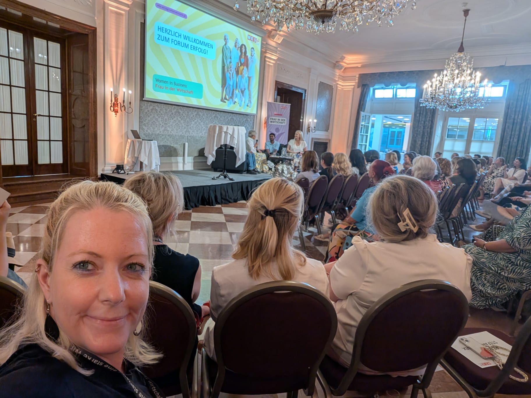 Astrid Stockinger beim Forum Erfolg — Frau in der Wirtschaft, mit Claudia Stöckl