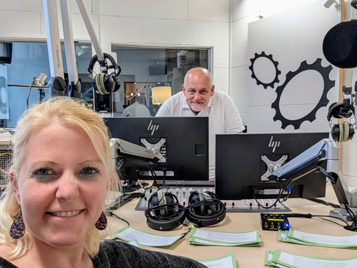 Astrid Stockinger im Gespräch bei einer Podcast-Aufnahme im Studio